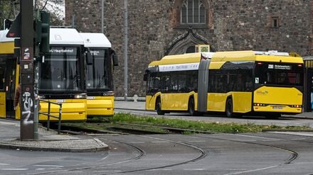 Bus- und Bahnfahren im VBB wird im neuen Jahr teurer. (Archivbild)