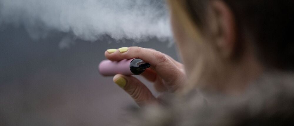 Gerade bei jungen Menschen sind E-Zigaretten beliebt.