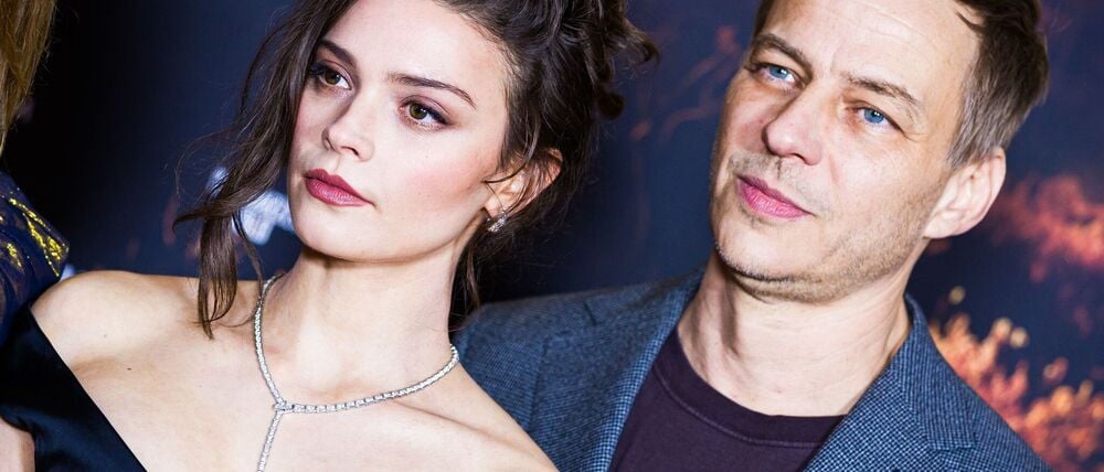 Die Schauspieler Harriet Herbig-Matten und Tom Wlaschiha bei einem Photocall am Rande der Premiere der Serie „Schwarzes Gold“.