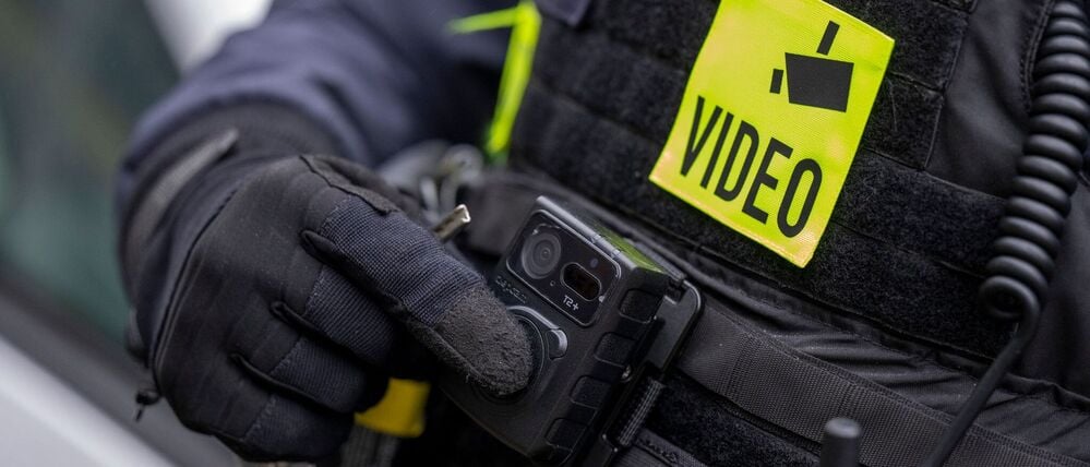 Berliner Polizei und Feuerwehr sollen heute flächendeckend mit Bodycams ausgestattet werden. (Archivbild)