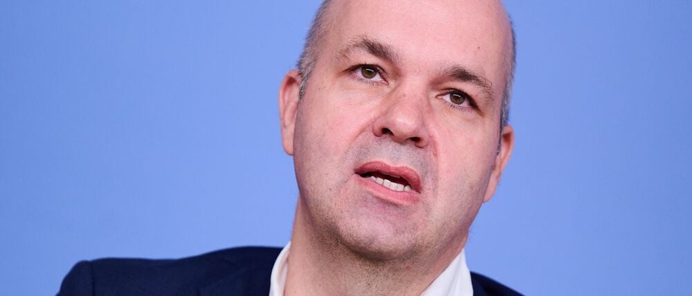 DIW-Chef Fratzscher sieht in der Debatte um Feiertage, die nachgeholt werden, wenig Sinn.