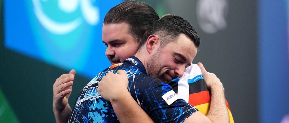 Humphries (l) macht Clemens Komplimente.