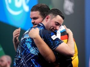 Humphries (l) macht Clemens Komplimente.