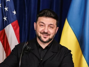 Der ukrainische Präsident Wolodymyr Selenskyj reagiert während einer Pressekonferenz mit US-Präsident Donald Trump nach ihrem Mittagessen im Trump-Club Mar-a-Lago in Palm Beach, Florida, USA, am 28. Dezember 2025.