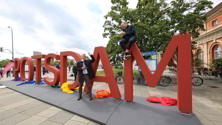 Potsdam-Schriftzug am Filmmuseum Potsdam enthüllt.