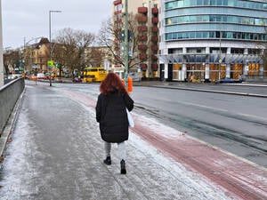 Eine Person läuft vorsichtig auf der Halenseebrücke Kurfürstendamm