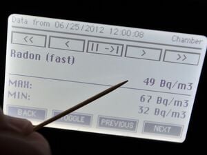 Eine Radonbelastung von 49 Becquerel pro Kubikmeter liegt noch unter den Grenzwerten. Der im Gesetz verankerte Referenzwert beträgt 300 Becquerel pro Kubikmeter Raumluft.