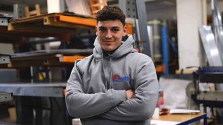 Paul absolviert eine Ausbildung zum Maurer bei der J. Pause Dachdecker und Maurer GmbH in Berlin.