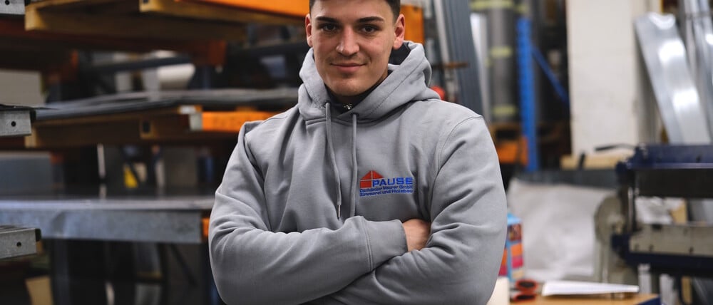 Paul absolviert eine Ausbildung zum Maurer bei der J. Pause Dachdecker und Maurer GmbH in Berlin.