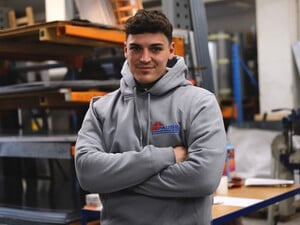 Paul absolviert eine Ausbildung zum Maurer bei der J. Pause Dachdecker und Maurer GmbH in Berlin.