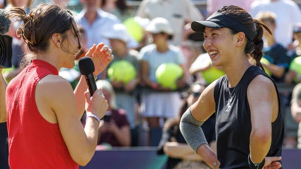 Wang Xinyu (re., mit Andrea Petkovic) unterhält die Zuschauer bei den Berlin Tennis Open im Juni bestens.