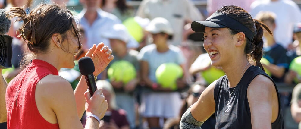 Wang Xinyu (re., mit Andrea Petkovic) unterhält die Zuschauer bei den Berlin Tennis Open im Juni bestens.