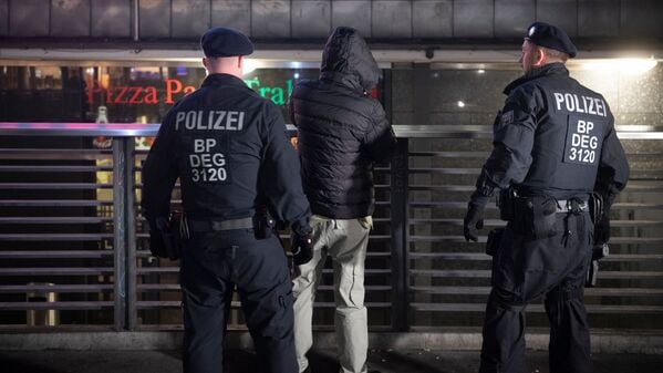 Ein Bundespolizist kontrolliert im Bahnhof Gesundbrunnen einen Mann. (Symbolbild)