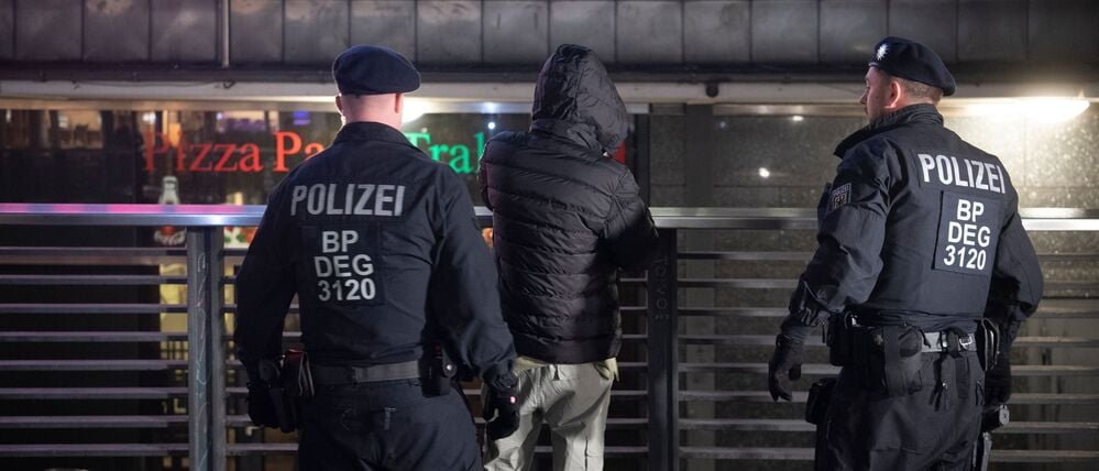 Ein Bundespolizist kontrolliert im Bahnhof Gesundbrunnen einen Mann. (Symbolbild)