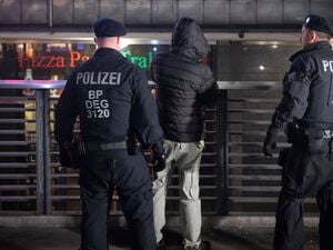 Ein Bundespolizist kontrolliert im Bahnhof Gesundbrunnen einen Mann. (Symbolbild)