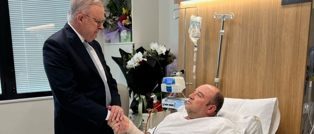 Auf diesem vom Büro des Premierministers veröffentlichten Foto trifft der australische Premierminister Anthony Albanese Ahmed al-Ahmed im St. George Hospital in Sydney, Dienstag, 16. Dezember 2025. 
