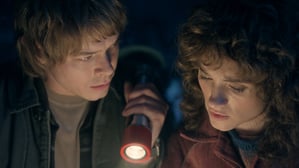 Charlie Heaton als Jonathan Byers und Natalia Dyer als Nancy Wheeler in Stranger Things: Staffel 5.