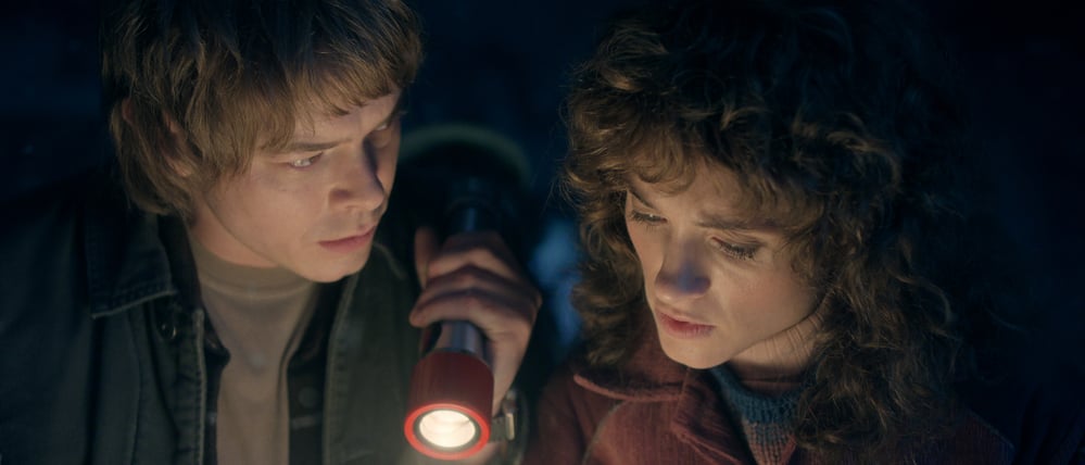 Charlie Heaton als Jonathan Byers und Natalia Dyer als Nancy Wheeler in Stranger Things: Staffel 5.