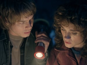 Charlie Heaton als Jonathan Byers und Natalia Dyer als Nancy Wheeler in Stranger Things: Staffel 5.