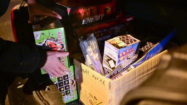Ein Mann packt beim Verkaufsstart von Silvesterfeuerwerk Feuerwerksartikel in ein Auto. Zwischen dem 29. und 31. Dezember darf in Deutschland Silvesterfeuerwerk frei verkauft werden. +++ dpa-Bildfunk +++