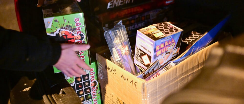Ein Mann packt beim Verkaufsstart von Silvesterfeuerwerk Feuerwerksartikel in ein Auto. Zwischen dem 29. und 31. Dezember darf in Deutschland Silvesterfeuerwerk frei verkauft werden. +++ dpa-Bildfunk +++