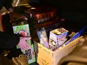 Ein Mann packt beim Verkaufsstart von Silvesterfeuerwerk Feuerwerksartikel in ein Auto. Zwischen dem 29. und 31. Dezember darf in Deutschland Silvesterfeuerwerk frei verkauft werden. +++ dpa-Bildfunk +++