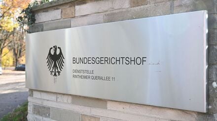 Ein Hinweisschild mit Bundesadler und der Aufschrift „Bundesgerichtshof Dienststelle Rintheimer Querallee 11“, aufgenommen vor der Einfahrt zu dem Areal. In der Dienststelle finden Haftprüfungen statt. 
