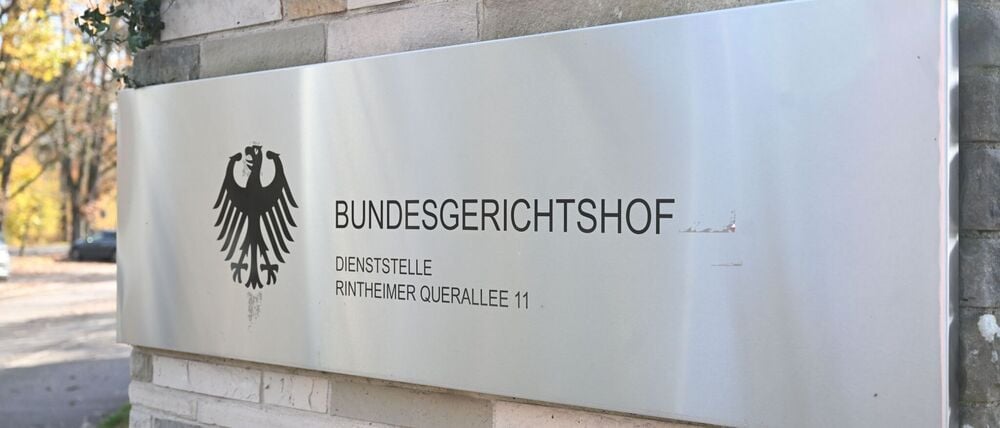 Ein Hinweisschild mit Bundesadler und der Aufschrift „Bundesgerichtshof Dienststelle Rintheimer Querallee 11“, aufgenommen vor der Einfahrt zu dem Areal. In der Dienststelle finden Haftprüfungen statt. 