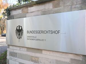 Ein Hinweisschild mit Bundesadler und der Aufschrift „Bundesgerichtshof Dienststelle Rintheimer Querallee 11“, aufgenommen vor der Einfahrt zu dem Areal. In der Dienststelle finden Haftprüfungen statt. 