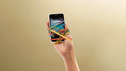 Wir schimpfen über die Handysucht der Jugend, doch die wahren Smartphone-Junkies sind Eltern, Lehrkräfte und Politiker.