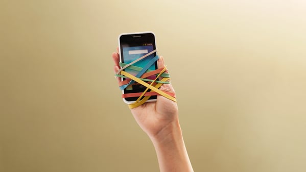 Wir schimpfen über die Handysucht der Jugend, doch die wahren Smartphone-Junkies sind Eltern, Lehrkräfte und Politiker.