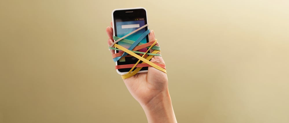 Wir schimpfen über die Handysucht der Jugend, doch die wahren Smartphone-Junkies sind Eltern, Lehrkräfte und Politiker.