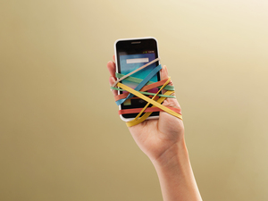 Wir schimpfen über die Handysucht der Jugend, doch die wahren Smartphone-Junkies sind Eltern, Lehrkräfte und Politiker.