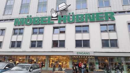 Das traditionsreiche Möbelkaufhaus in der Genthiner Straße schließt. Zum Abschied gibt es Schnäppchen für die Kunden.