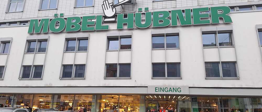 Das traditionsreiche Möbelkaufhaus in der Genthiner Straße schließt. Zum Abschied gibt es Schnäppchen für die Kunden.