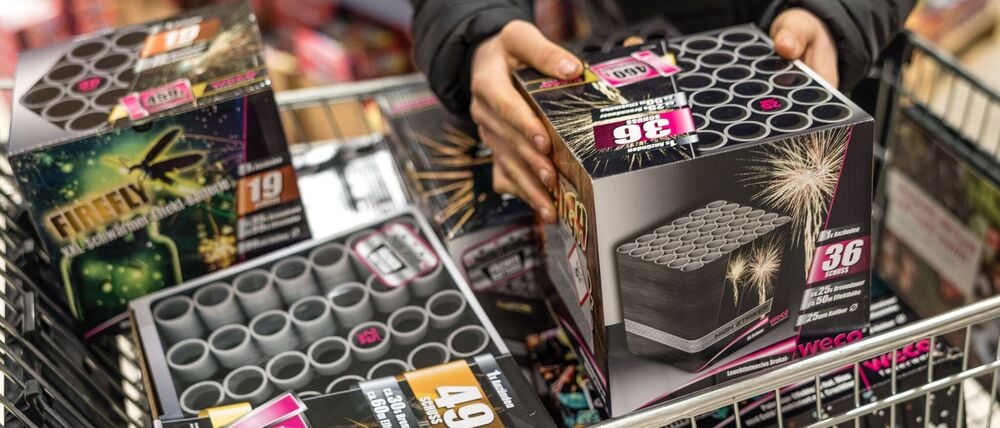 Mancher Händler wurden vor dem Verkauf von Feuerwerk Opfer von Dieben, die sich an Containern mit Pyrotechnik zu schaffen machten. (Symbolbild)