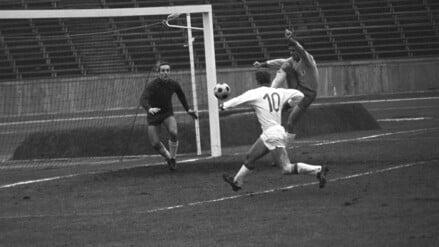 Lothar Zeh (Nr. 10) traf am 31. Dezember 1965 mit Tasmania 1900 auf Eintracht Braunschweig. Im Bild sind Torwart Horst Wolter (li.) und Walter Schmidt zu sehen. 