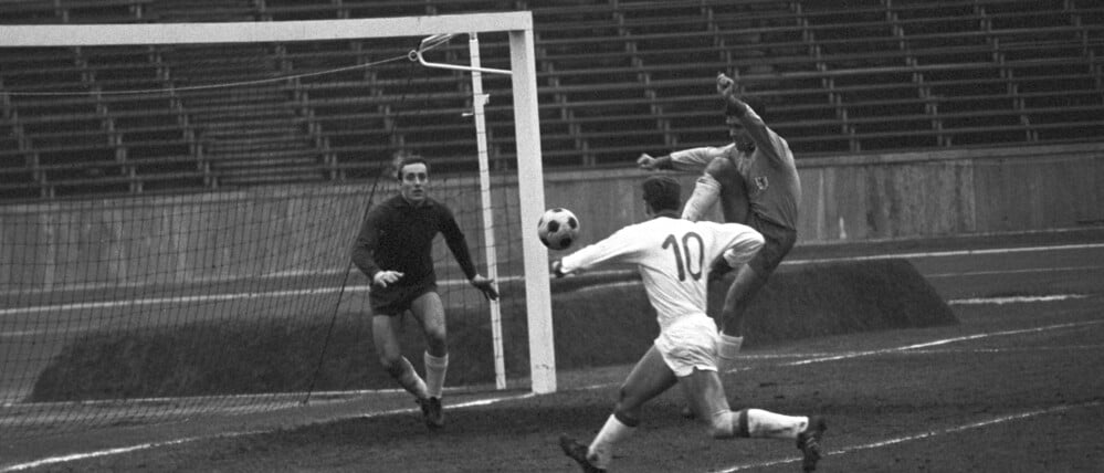 Lothar Zeh (Nr. 10) traf am 31. Dezember 1965 mit Tasmania 1900 auf Eintracht Braunschweig. Im Bild sind Torwart Horst Wolter (li.) und Walter Schmidt zu sehen. 