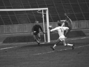 Lothar Zeh (Nr. 10) traf am 31. Dezember 1965 mit Tasmania 1900 auf Eintracht Braunschweig. Im Bild sind Torwart Horst Wolter (li.) und Walter Schmidt zu sehen. 