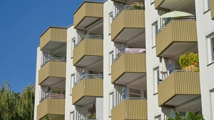 Die Bundeswehr unterstützt ihre Beschäftigten über die Wohnungsfürsorge bei der Suche nach Wohnraum etwa nach Versetzungen.