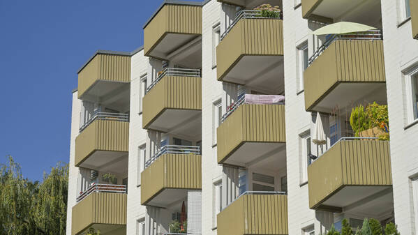 Die Bundeswehr unterstützt ihre Beschäftigten über die Wohnungsfürsorge bei der Suche nach Wohnraum etwa nach Versetzungen.