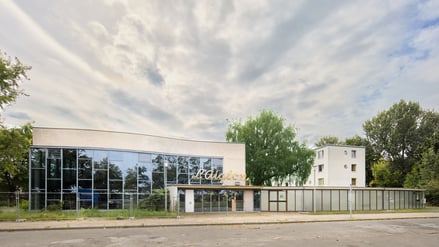 Verfallendes Prunkstück in Reinickendorf. Das Kino „L’Aiglon“ am Kurt-Schumacher-Damm.