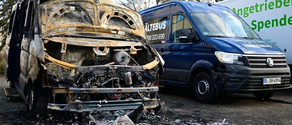 Ein ausgebrannter Kältebus der Berliner Stadtmission ist komplett schrottreif.