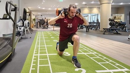 Sportredakteur Julian Graeber leidet bei den Lunges – Ausfallschritten mit einem Sandsack auf den Schultern. 