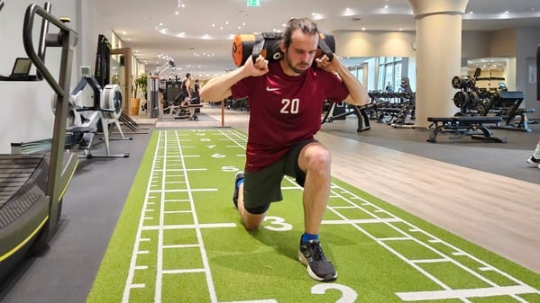 Sportredakteur Julian Graeber leidet bei den Lunges – Ausfallschritten mit einem Sandsack auf den Schultern. 