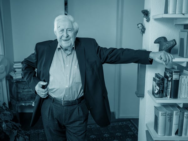 Der CDU Politiker Bernhard Vogel portraitiert in seinem Haus in Speyer am 14.12.2022 anlaesslich seines 90. Geburtstages. Bernhard Vogel vollendet am 19. Dezember sein 90. Lebensjahr. Niemand in Deutschland war laenger Ministerpraesident als er, noch dazu in zwei verschiedenen Bundeslaendern. Mehr als 40 Jahre war er politisch aktiv. Zuletzt wurde es ruhiger um ihn. Ab und an meldet sich Bernhard Vogel aus dem Ruhestand heraus zurueck auf der Buehne der bundesdeutschen Politik. Laengst ist er in die Rolle des alternden Staatsmanns hineingeschluepft, der gern zu gesellschaftspolitischen Fragen gehoert wird. Siehe epd-Portraet vom 15.12.2022 EDITORIAL USE ONLY *** The CDU politician Bernhard Vogel portrayed in his home in Speyer on 14 12 20 Copyright: epd-bild/ThomasxLohnes _TL70672