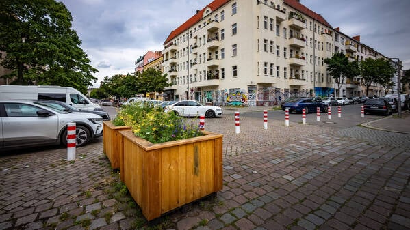 An der Bellermannstraße / Grüntaler Straße in Gesundbrunnen sorgen Poller für Verkehrsberuhigung.