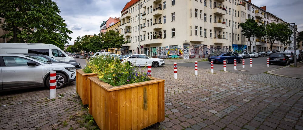 An der Bellermannstraße / Grüntaler Straße in Gesundbrunnen sorgen Poller für Verkehrsberuhigung.
