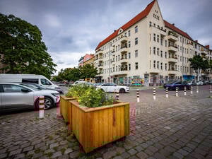 An der Bellermannstraße / Grüntaler Straße in Gesundbrunnen sorgen Poller für Verkehrsberuhigung.