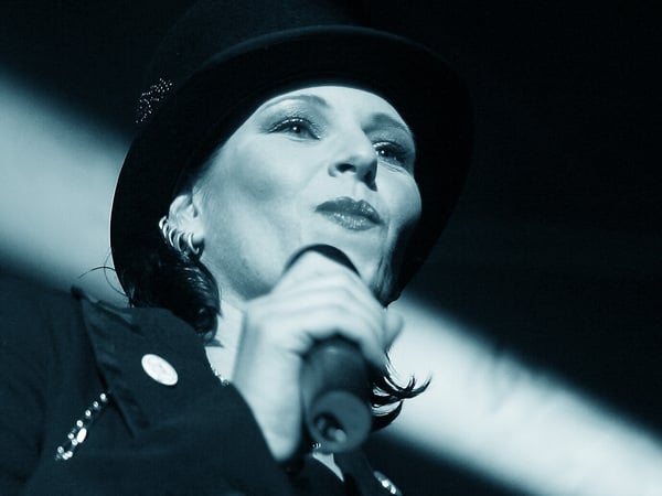 AnNa R. von der Berliner Band Rosenstolz steht am Donnerstag (12.04.2006) in Berlin auf der Bühne. Rosenstolz gab in der Columbiahalle das erste Konzert seiner Deutschlandtournee. Das Popduo hatte sich im März nach einem Jahr ohne öffentliche Auftritte mit dem Album "Das Große Leben" zurückgemeldet. Das Werk landete auf Anhieb auf dem ersten Platz der Charts. In seiner Berliner Heimat hat das Duo besonders viele Fans. Foto Steffen Kugler dpa/lbn +++ dpa-Bildfunk +++